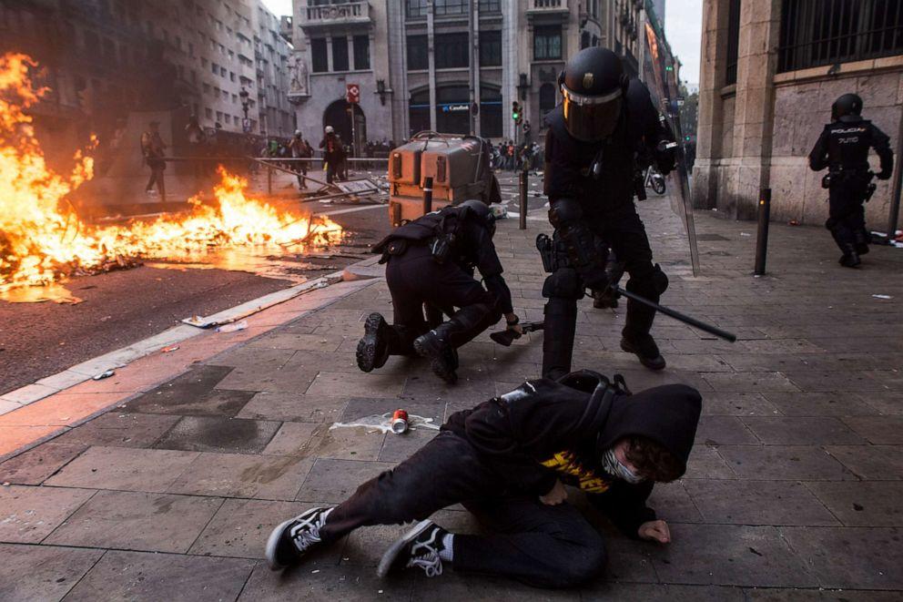 Dramatic Footage Shows National Spanish Police In Brutal Catalonia Protest Crackdown Catal2