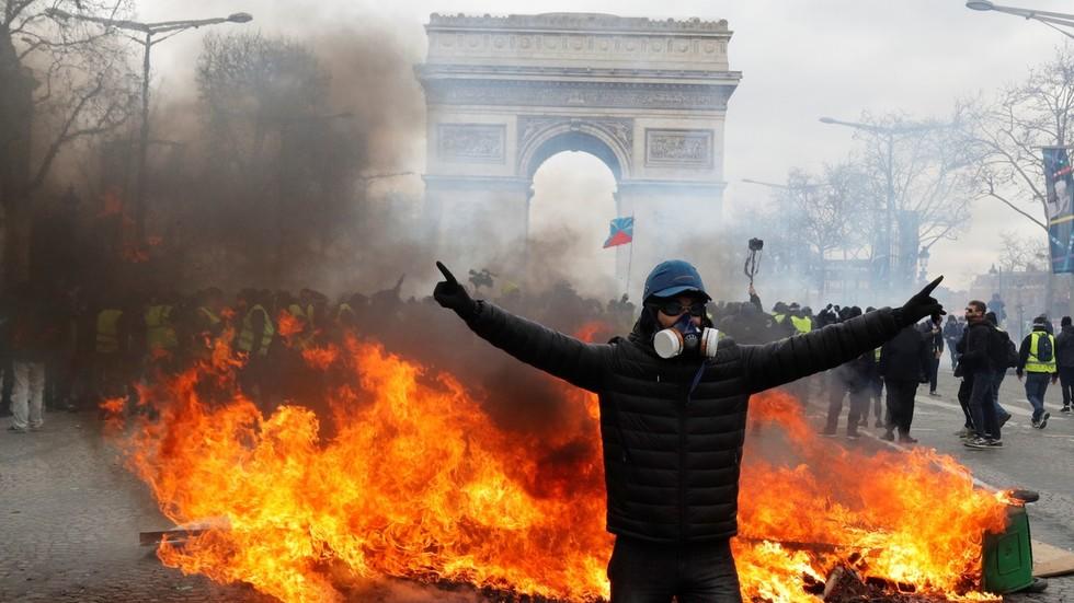 Chaos Breaks Out As Yellow Vests Clash With French Police