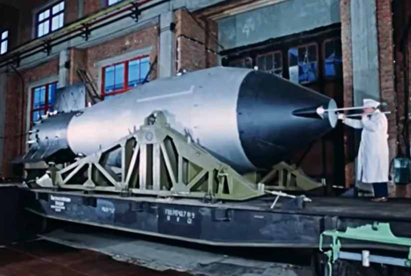 Russia Declassifies Footage Of Biggest Nuke Ever
Tested: "Mushroom Cloud 7 Times Higher Than Everest" 2