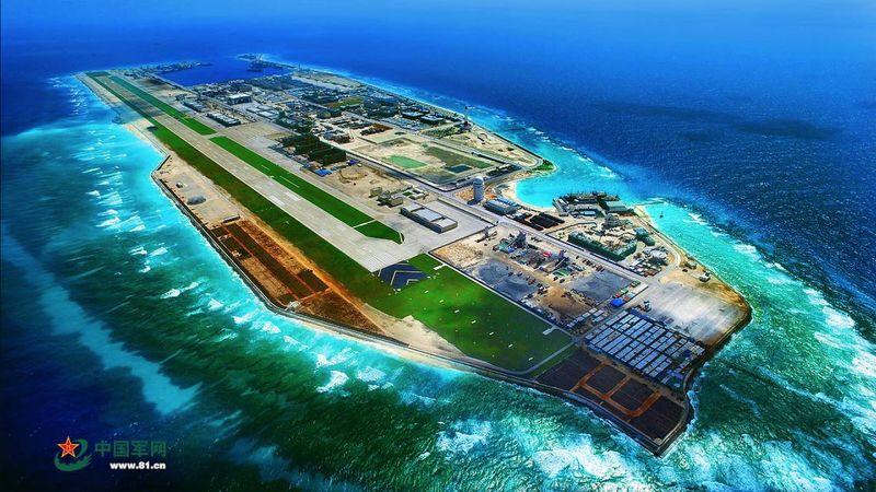 Sebuah sentra evakuasi militer Tiongkok di pulau Spratly buatan di Laut Cina Selatan √ Militer Tiongkok Menutup Wilayah Laut Cina Selatan Untuk Tes Rudal Anti-Kapal