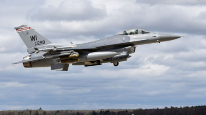 Avión de combate F-16 se estrella en Michigan, equipos de rescate buscan piloto Avión de combate F-16 se estrella en Michigan, equipos de rescate buscan piloto