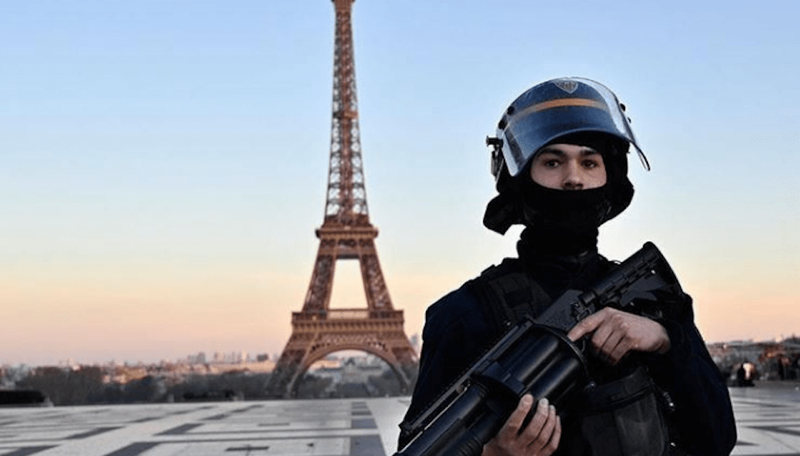 [Bild: french-armed-police-lockdown-eifel-tower...k=tyXDqczt]
