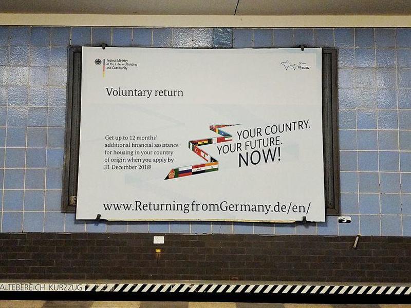 Alemanha agora oferece dinheiro para que refugiados e imigrantes deixem o país