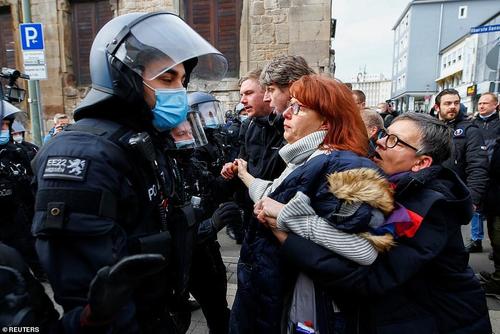 s3fs-public/styles/inline_image_mobile/public/inline-images/40714834-9383719-Protesters_clashed_with_police_in_Germany_and_Croatia_on_Saturda-a-29_1616246397817.jpg?itok=djK2I0oW