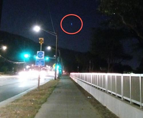 ​​​​​​​"Oh S***!" - Blue Glowing UFO Startles Hawaiian Residents