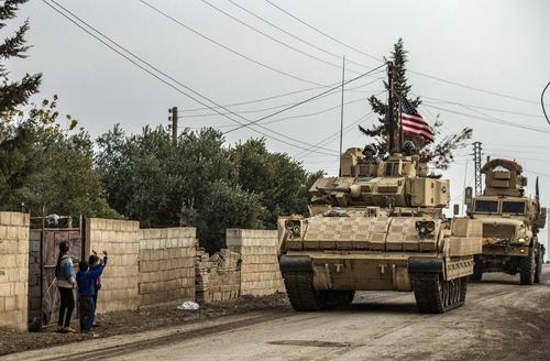 Le premier jour de la présidence de Biden, un important convoi militaire américain entre en Syrie