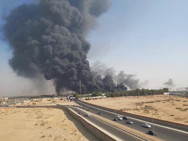 Massive Pipeline Fire In Egypt Burns Highway Of Vehicles | Zero Hedge