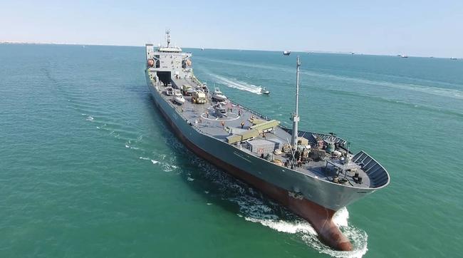 Irán presenta un ‘buque de guerra portaaviones’ poco ortodoxo para desafiar a EE. UU. En el Océano Índico Irán presenta un ‘buque de guerra portaaviones’ poco ortodoxo para desafiar a EE. UU. En el Océano Índico