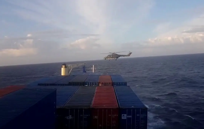 Momento de comandos alemanes interceptan y asaltan un barco turco con destino a Libia Momento de comandos alemanes interceptan y asaltan un barco turco con destino a Libia